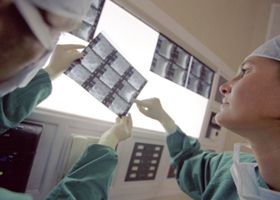 Radiología Alameda médicos con placas 